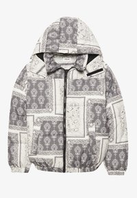 Prošívaná bunda s kapucí v šedé a bílé barvě, zdobená složitými paisley a květinovými vzory, se zapínáním na přední zip a elastickými manžetami a lemem.