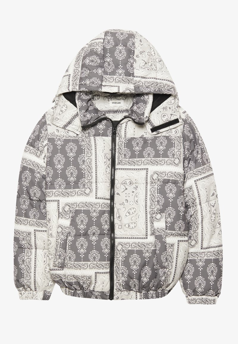 Prošívaná bunda s kapucí v šedé a bílé barvě, zdobená složitými paisley a květinovými vzory, se zapínáním na přední zip a elastickými manžetami a lemem.