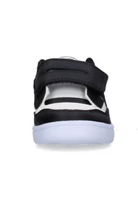 Sandalo open-toe bianco e nero con design a due cinturini, realizzato in materiale sintetico, caratterizzato da una suola in gomma bianca e dettagli testurizzati.