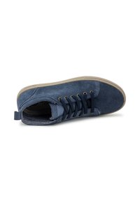 Zapatillas altas de ante azul con punta redonda, cuello acolchado y diseño de cordones. Presenta suela de goma beige y ojales dorados.