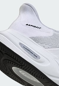 Scarpa sportiva bianca con una tomaia in rete traspirante, caratterizzata dal marchio "RAPIDFIT". Suola spessa con ammortizzazione "CLOUDFOAM" e battistrada nero testurizzato.