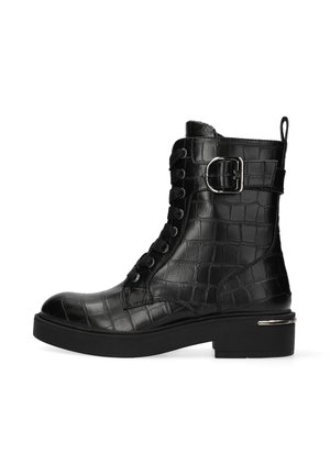 Bottine en cuir noir avec un motif crocodile, fermeture à lacets à l'avant, boucle sur le côté et talon épais rehaussé de détails métalliques.