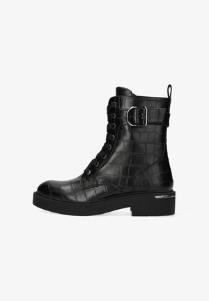 Stivale in pelle nera alla caviglia con motivo a coccodrillo, con lacci frontali, fibbia laterale e tacco chunky accentuato da dettagli metallici.