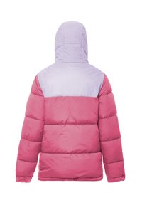 Rožinė ir levandų pūkinė striukė su kapišonu, užsegimu ir blizgantis paviršius. Atgalinė pusė rodo spalvų blokų sekcijas.