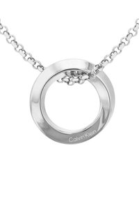 Zilveren halsketting met een ronde hanger met een gepolijste afwerking. De hanger is gegraveerd met "Calvin Klein." Een gestructureerde ketting verbindt de hanger.