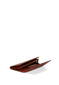 Portafoglio in pelle marrone con una finitura texturizzata, scomparto con zip e due sezioni per carte o contante, caratterizzato da una forma elegante e allungata.