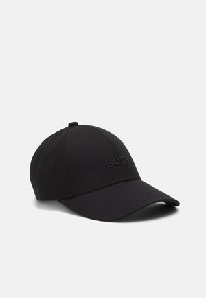 Sort baseballcap med buet skygge og subtilt præget "BOSS"-logo foran, vist mod en enkel lys baggrund.