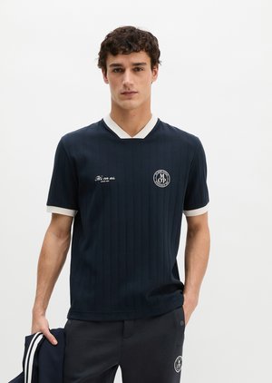 Marc O'Polo MOP CLUB '67 FOOTBALL TRICOT SHIRT, RIB - Μπλουζάκι με στάμπα - dark navy