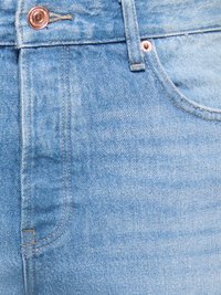 Jean en denim bleu clair avec surpiqûres visibles, fermeture par bouton en métal et texture légèrement délavée. Comprend des coutures de poches avant.