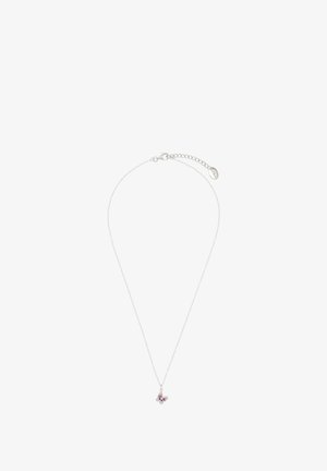 Collar de plata con una cadena delicada y un colgante de mariposa que presenta piedras preciosas de colores en rosa y verde. Longitud ajustable con un cierre.
