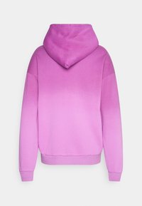 Sweat à capuche à manches longues avec un dégradé allant du rose foncé en haut au rose clair en bas, vu de dos.