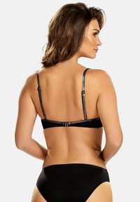 Czarny stanik bikini z regulowanymi ramiączkami, ozdobiony iryzującymi akcentami. Gładka faktura z prostym zapięciem z tyłu.