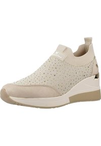 Zapatilla beige con un upper texturizado que presenta una malla fina y brillantes decorativos. Tiene un tacón cuña y suaves acentos de ante.