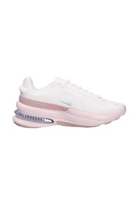 Scarpe Nike con tomaia in tessuto bianco, intersuola rosa chiara e ammortizzazione in air trasparente. Presentano una superficie liscia e un design minimalista.