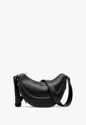 Zwarte leren schoudertas met een maansikkelvorm, voorzien van een gouden rits en verstelbare strap. Gladde textuur en minimalistisch ontwerp.