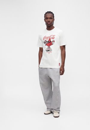 adidas Originals, COCA COLA CLASSIC SPORT TREFFIE TEE UNISEX - Μπλουζάκι με στάμπα - white