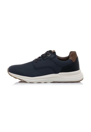 Marineblaue Sneaker mit Lederoberfläche, strukturiertem Finish, kontrastierender brauner Ferse, runder Zehenpartie und weißer Mittelsohle. Mit Schnürsenkeln und Ösen.