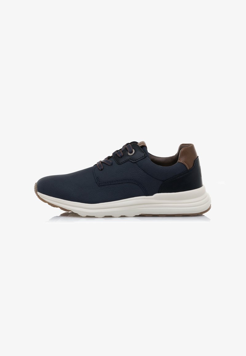Sneaker blu navy con tomaia in pelle, finitura testurizzata, tallone marrone a contrasto, punta rotonda e suola intermedia bianca. Presenta lacci e occhielli.