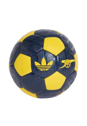 Balón de fútbol azul y amarillo con el logo de Adidas y un símbolo de cañón del club de fútbol Arsenal en paneles opuestos.