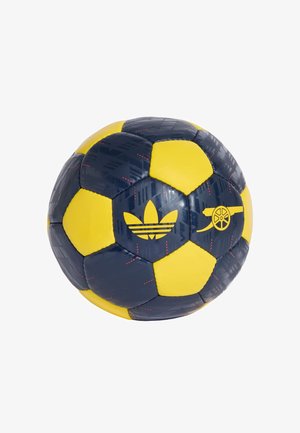 Pallone da calcio blu e giallo con logo Adidas e simbolo del cannone del club di calcio Arsenal su pannelli opposti.