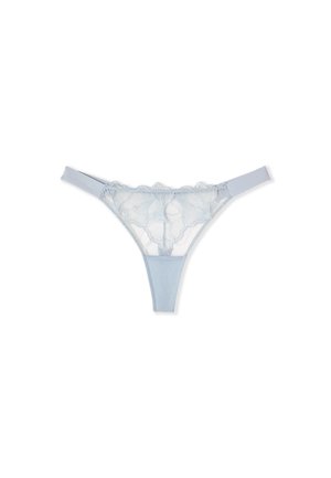 String en dentelle bleu clair avec broderie florale et ceinture en tissu uni sur fond blanc.