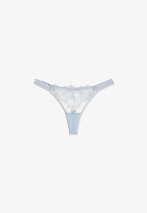 String en dentelle bleu clair avec broderie florale et ceinture en tissu uni sur fond blanc.