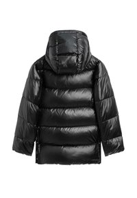 Giubbotto imbottito nero con finitura lucida, cappuccio e design trapuntato. Presenta una vestibilità ampia e cerniere laterali. Vista posteriore solo.