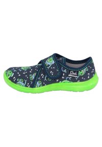 Donkerblauwe stof slip-on schoen met groene accenten, voorzien van een cartoonprint en muzieknoten, die beveiligd is met een klittenbandsluiting.