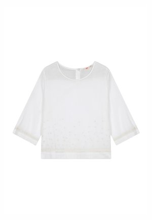 Witte doorschijnende blouse met driekwartmouwen, ronde halslijn, subtiele bloemborduursels bij de zoom en manchetten, en een knoopsluiting aan de achterkant.