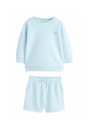 Lyseblå børne-sweatshirt med lange ærmer og et lille smilende ansigt på brystet samt matchende shorts med snøre.
