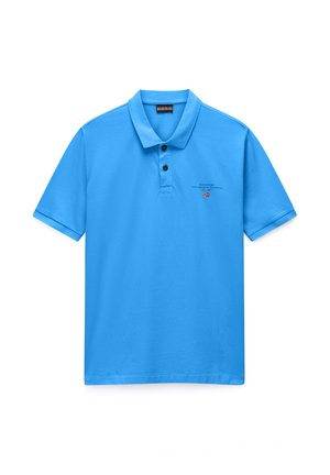 Polo azul de manga corta con cuello y dos botones negros, que presenta un pequeño texto "Napapijri" y el logo de la bandera noruega en el pecho izquierdo.
