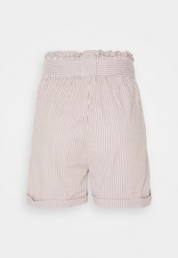 Shorts rayés beige clair et blanc, avec une taille froncée, des poches latérales et des poignets retroussés. Fabriqués en tissu léger.