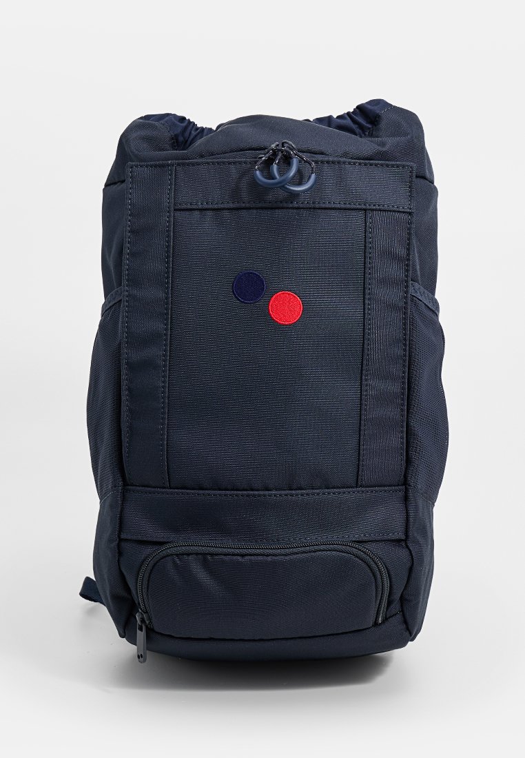 Marineblauer Nylon-Rucksack mit Kordelzugverschluss, vorderer Reißverschlusstasche und zwei bestickten Punkten in Rot und Blau. Strukturiert mit Steppdetails.