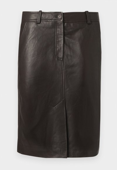 Jupe crayon en cuir noire longueur genou avec fente devant, ceinture, passants de ceinture et fermeture par bouton.