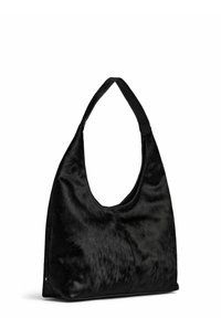 Čierna kabelka z textúrovanej umelohmotnej kožušiny, vybavená jedným ramenným popruhom a zaobleným tvarom s bezšvovými stranami a minimalistickým dizajnom.