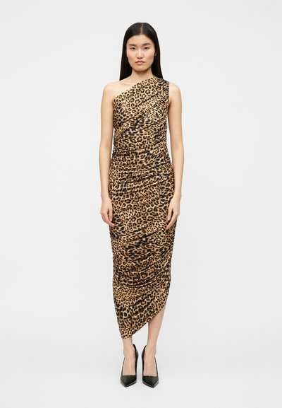 Φόρεμα με σχέδιο λεοπάρ, ένα ώμο, με υφή draped, ασύμμετρο τελείωμα και μήκος μέχρι τον αστράγαλο. Το μοντέλο το συνδύασε με μαύρα ψηλοτάκουνα.