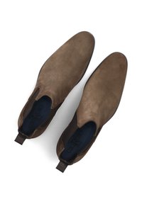 Stivaletti Chelsea in suede marrone con una texture liscia, pannelli laterali elastici e una linguetta di tiraggio. L'interno presenta una soletta blu scuro con branding.