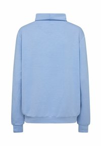 Pullover blu chiaro con colletto alto, maniche lunghe e polsini a costine. Tessuto morbido, design minimalista senza motivi né accenti.