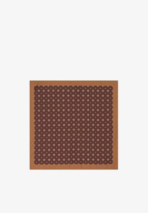 Brązowy dekoracyjny koc z diamentowym wzorem w różnych odcieniach brązu i beżu, z jednolitą brązową obwódką.