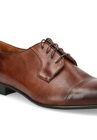 Brązowe skórzane buty do garnituru o gładkiej fakturze, zaokrąglonym nosku i wiązanym fasonie. Posiadają wzniesioną szew i płaski obcas.