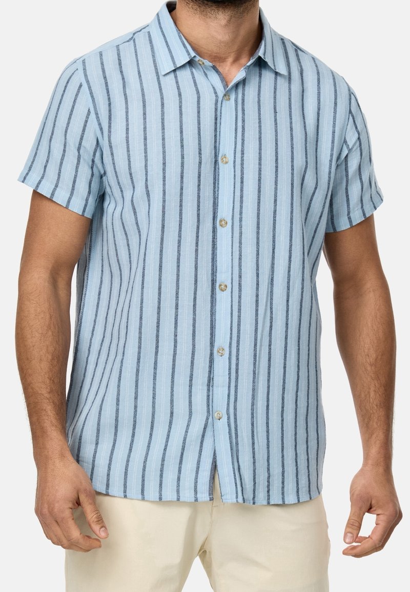 Camisa de manga corta con botones en tela azul claro con rayas verticales azul oscuro. Cuenta con cuello y tres botones en la parte delantera.