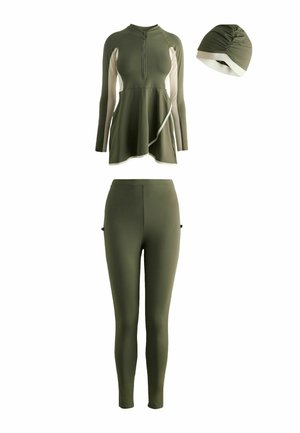 Alyvuogių žalia trijų dalių maudymosi kostiumėlių rinkinys su ilgomis rankovėmis užsegamu viršumi, aukšto liemens tamprėmis ir derančia maudymosi kepure su kremine detalė.