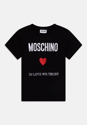 Czarny t-shirt z krótkim rękawem z białym napisem "MOSCHINO", czerwonym motywem serca i hasłem "IN LOVE WE TRUST" z przodu.
