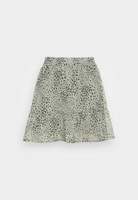 Falda verde claro con un dobladillo con volantes, que presenta un patrón de manchas negras, cinturilla elástica y una textura translúcida.