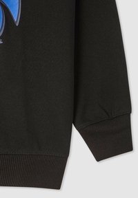 Felpa nera con polsini a coste, caratterizzata da una texture liscia. Il design presenta una grande grafica blu sulla parte anteriore.