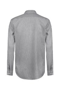 Camisa de manga larga a rayas gris y blanca, con cuello abotonado y dobladillo redondeado. Presenta puños abotonados y rayas verticales a lo largo de la tela.