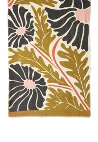 Tkanina w kwiatowy wzór w kolorach czarnym, oliwkowozielonym i delikatnym różowym, z wyrazistymi liśćmi i kwiatami na kremowym tle, z frędzlami na krawędziach.