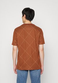 Lyle & Scott BRUSHED ARGYLE - T-shirt estampada - rust