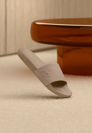 Calvin Klein, ESS SLIDE SIDE LOGO - Pantolette flach - beige