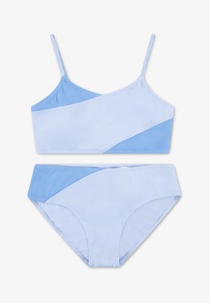 Blå bikini med ribbestruktur bestående av en skulderfri topp med vinklede fargeblokker og matchende lavt liv underdel. Jevn tekstur over hele.